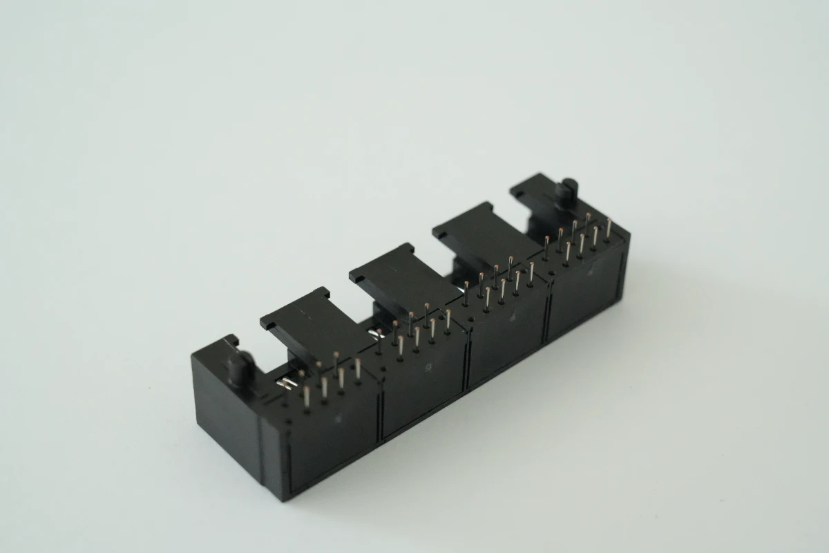 4口连体式RJ45网络接口母座 3